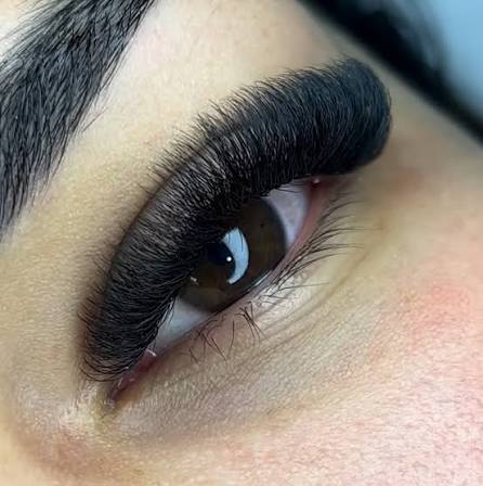 Cílios volume mega 6D, close-up do olhar, trabalho do studio