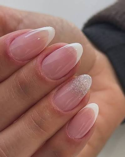 Trabalho de unhas — postiça realista